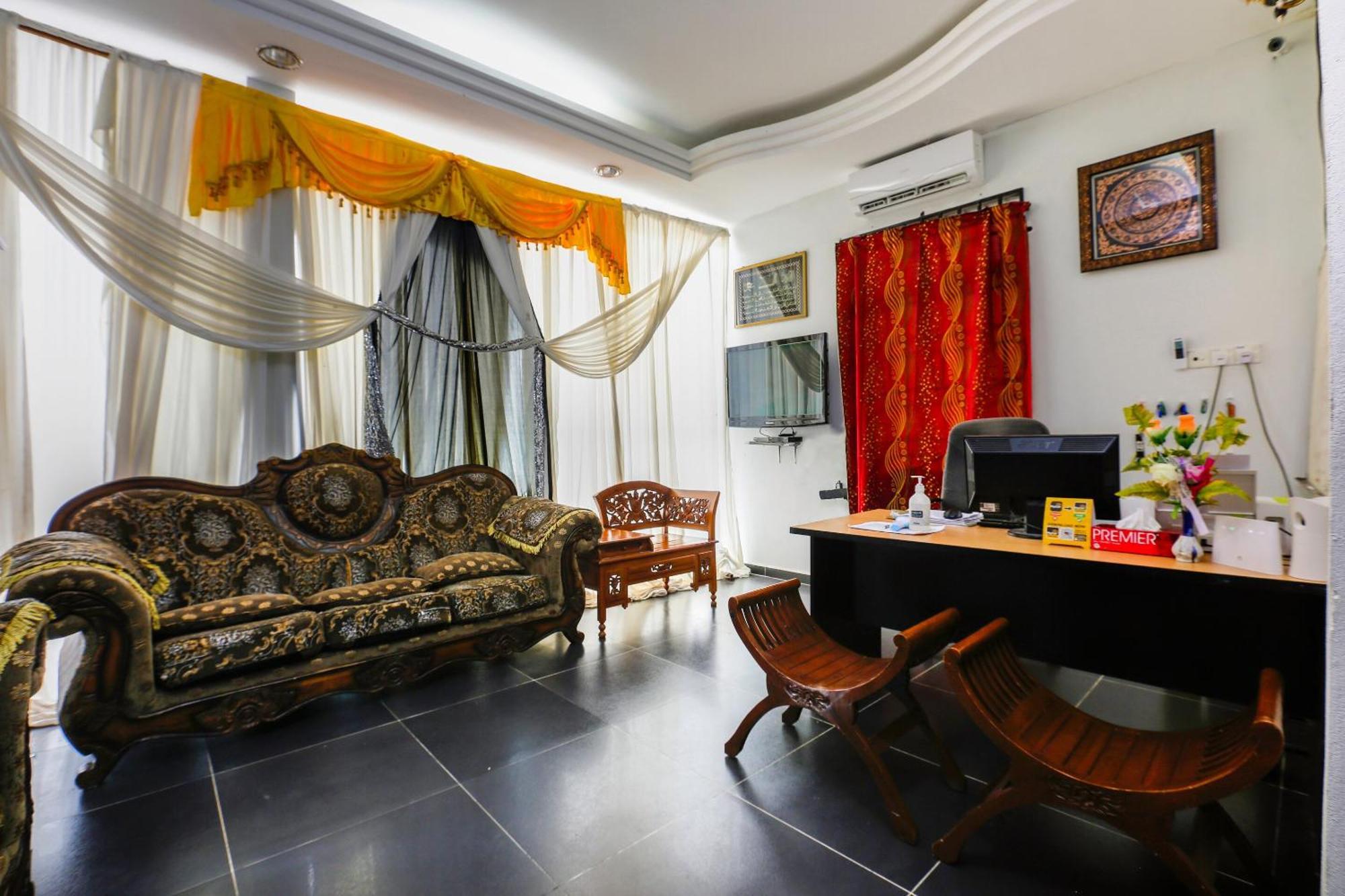Oyo 89933 Nun Hotel Jeli Экстерьер фото