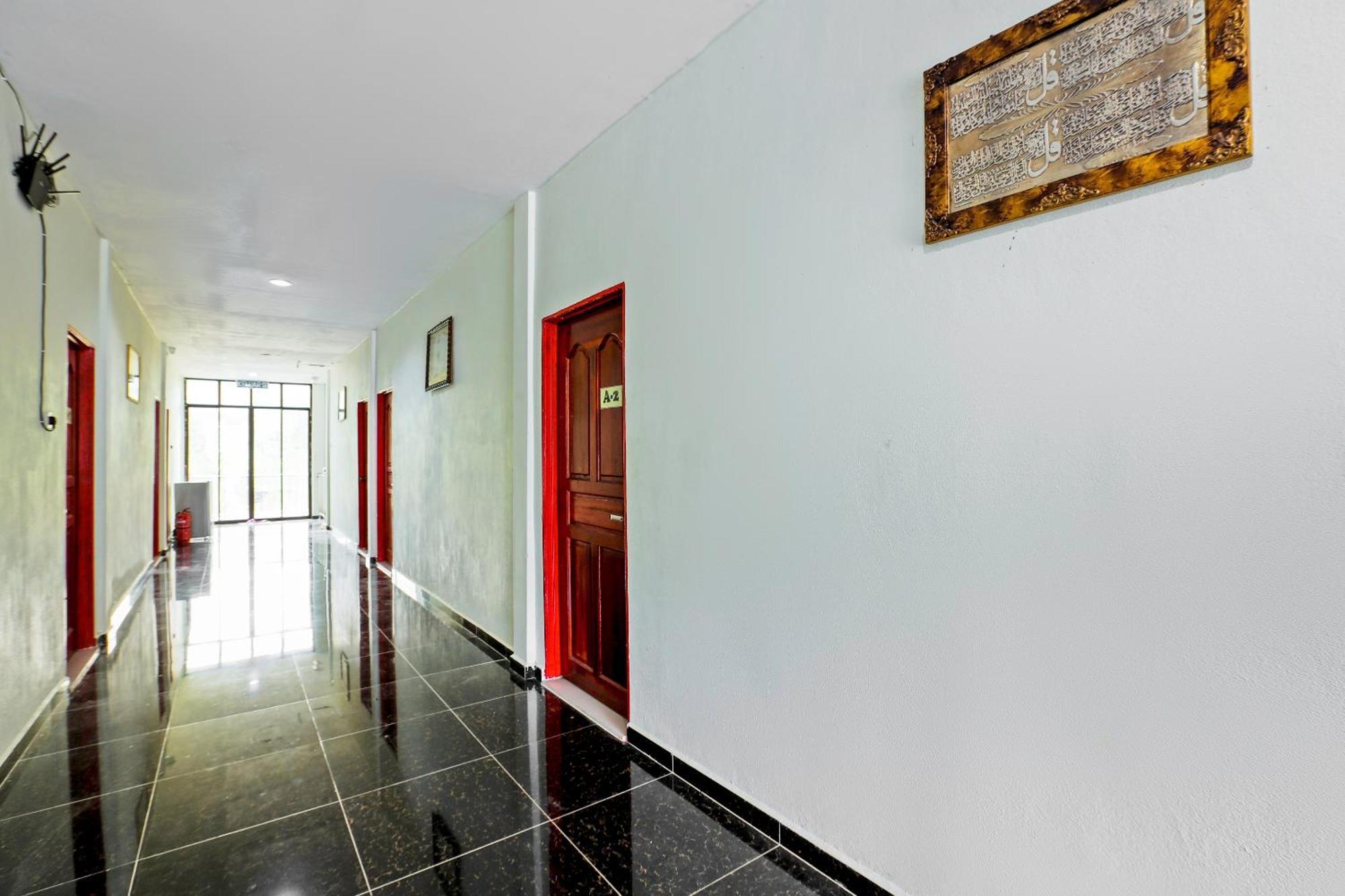 Oyo 89933 Nun Hotel Jeli Экстерьер фото